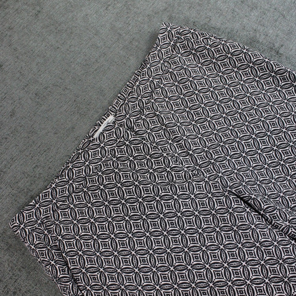 Halogen Taylor Fit Ankle Pants 10 Black White Geometric Medallion Print Tapered
